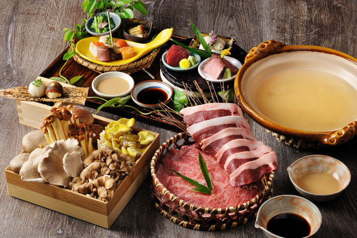 里山風情ただよう温泉旅館「界 川治」で牛肉と猪肉に舌鼓。石臼での豆 里山風情ただよう温泉旅館「界 川治」で牛肉と猪肉に舌鼓。石臼での豆