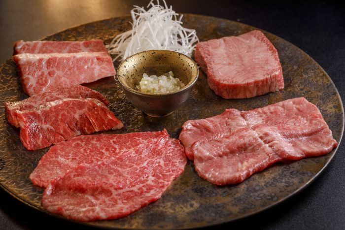 焼き肉は、部位によって最適な焼き加減で提供される
