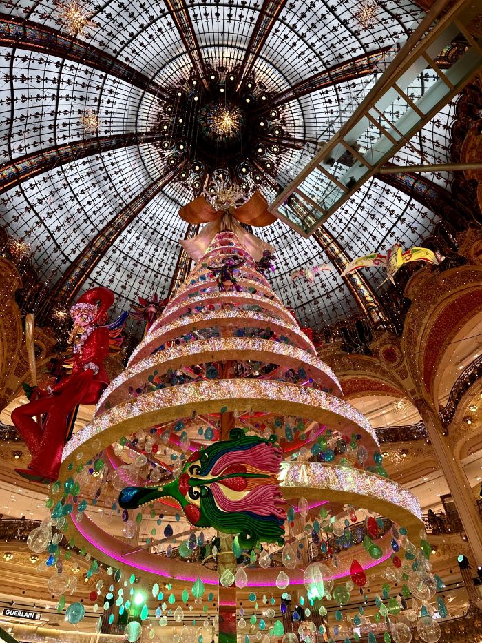 クリスマスシーズン真っ盛りの老舗デパート。パリの「温かな冬」をお