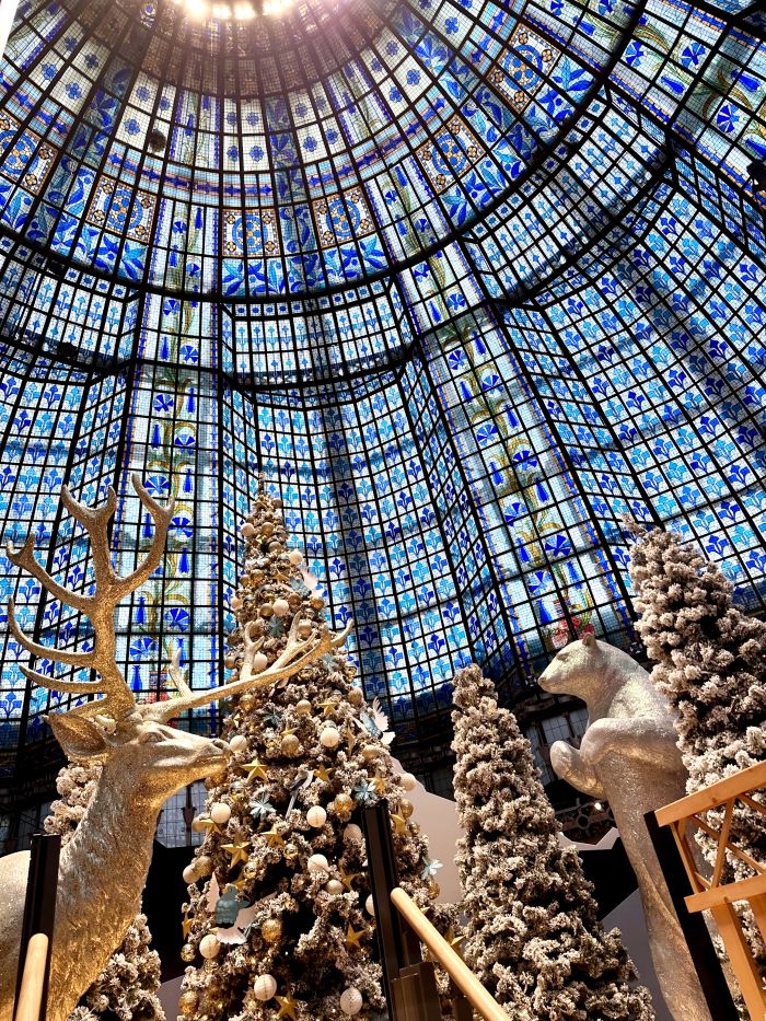 クリスマスシーズン真っ盛りの老舗デパート。パリの「温かな冬」をお