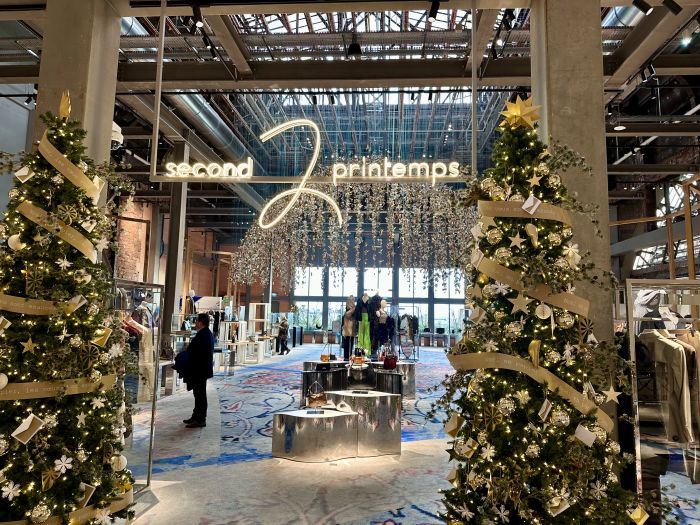 クリスマスシーズン真っ盛りの老舗デパート。パリの「温かな冬」をお