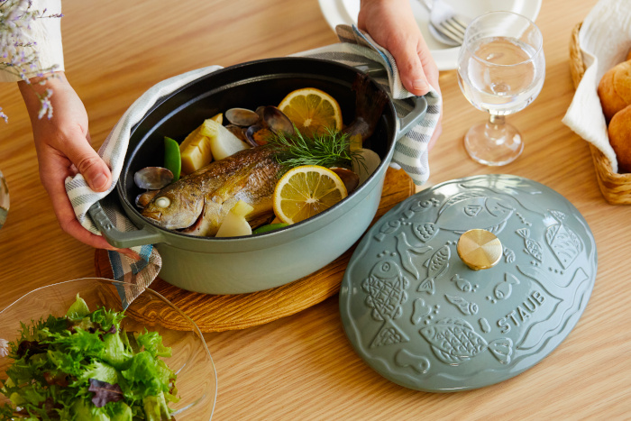 創業50周年 ストウブ×ミナ ペルホネン」海の世界を表現したコラボ