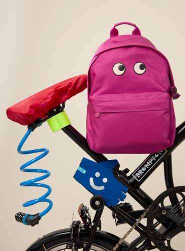 アニヤ・ハインドマーチ、自転車やサイクリング用品をそろえた
