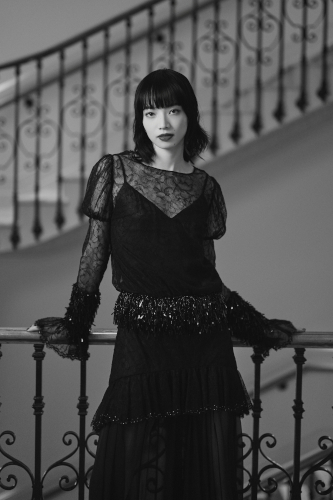 カンヌ国際映画祭、小松菜奈が全身に「シャネル」をまとって登場