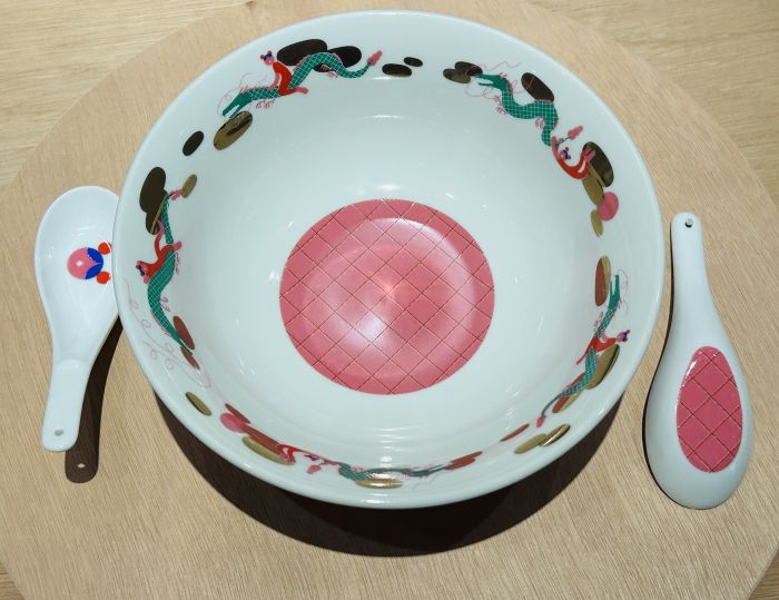 ヒグチユウコから横尾忠則まで アートなラーメンどんぶりを買い