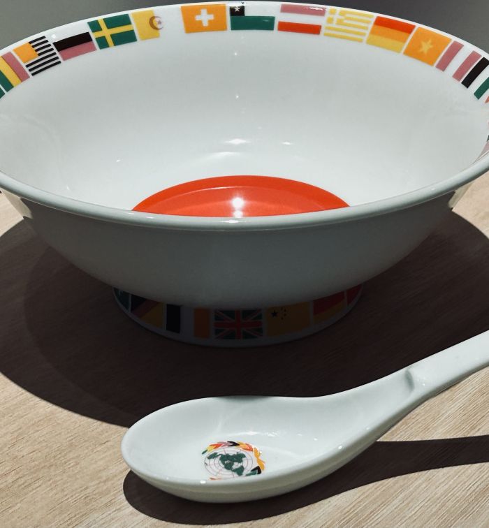 ヒグチユウコから横尾忠則まで アートなラーメンどんぶりを買い