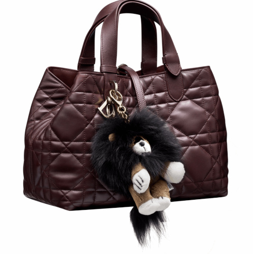 ディオール」の新作バッグチャーム。ふわふわたてがみのライオンが視線