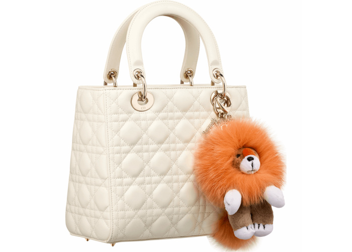 ディオール　チャーム ディオール」の新作バッグチャーム。ふわふわたてがみのライオンが視線