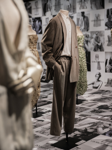 ジョルジオ アルマーニ」創立50周年を記念した特別展。アーカイブ作品