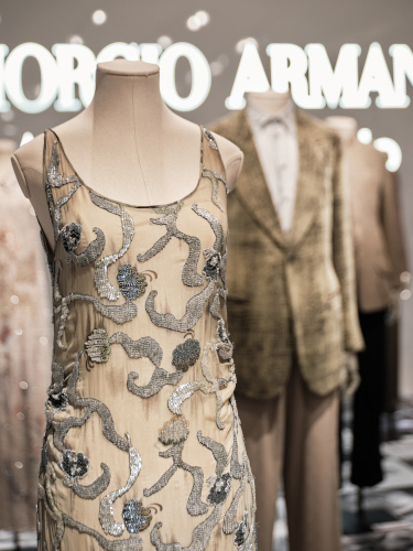 ジョルジオ アルマーニ」創立50周年を記念した特別展。アーカイブ作品