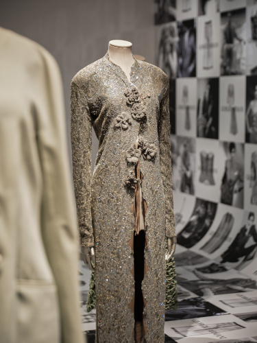 ジョルジオ アルマーニ」創立50周年を記念した特別展。アーカイブ作品