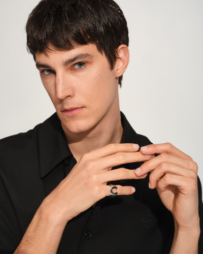 トムウッド」の幸運リング。2026年の干支である“午”のオープンホース