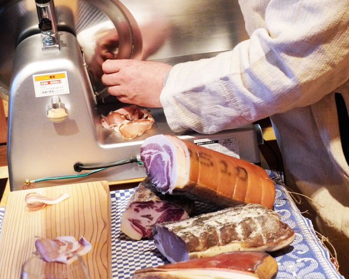 人, テーブル, 屋内, 食品 が含まれている画像

AI 生成コンテンツは誤りを含む可能性があります。