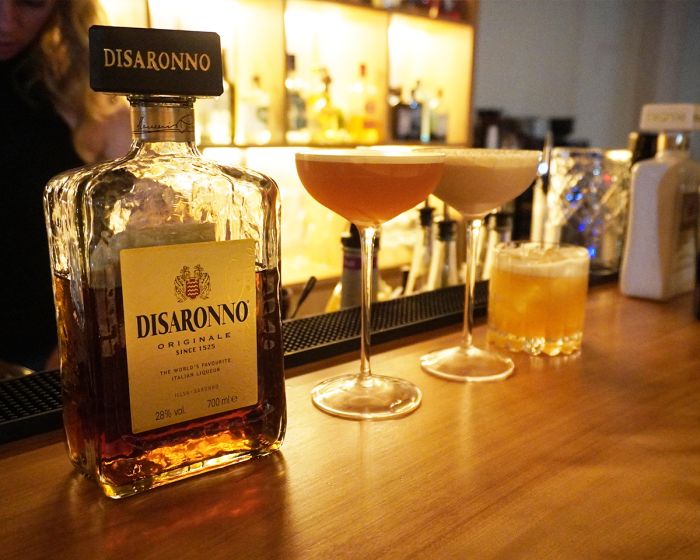 カウンターの上にあるワイングラスとボトル

AI 生成コンテンツは誤りを含む可能性があります。