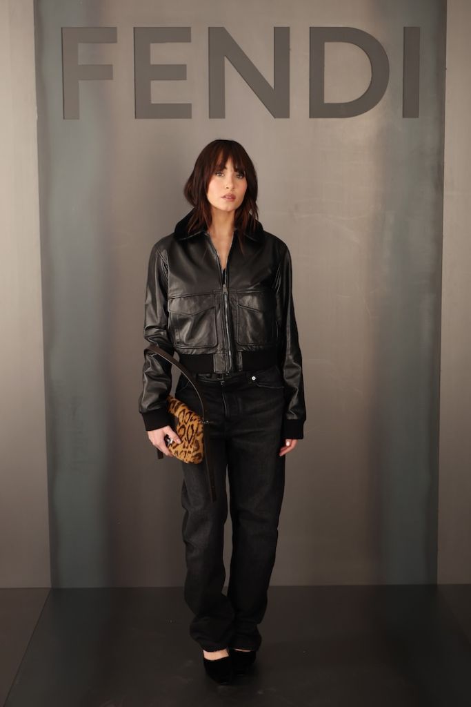 フェンディのショーに来場したシンガーソングライターのアイタナ