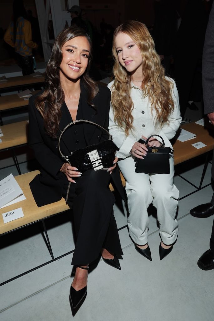 フェンディのショーに次女ヘイブンと来場したジェシカ・アルバ