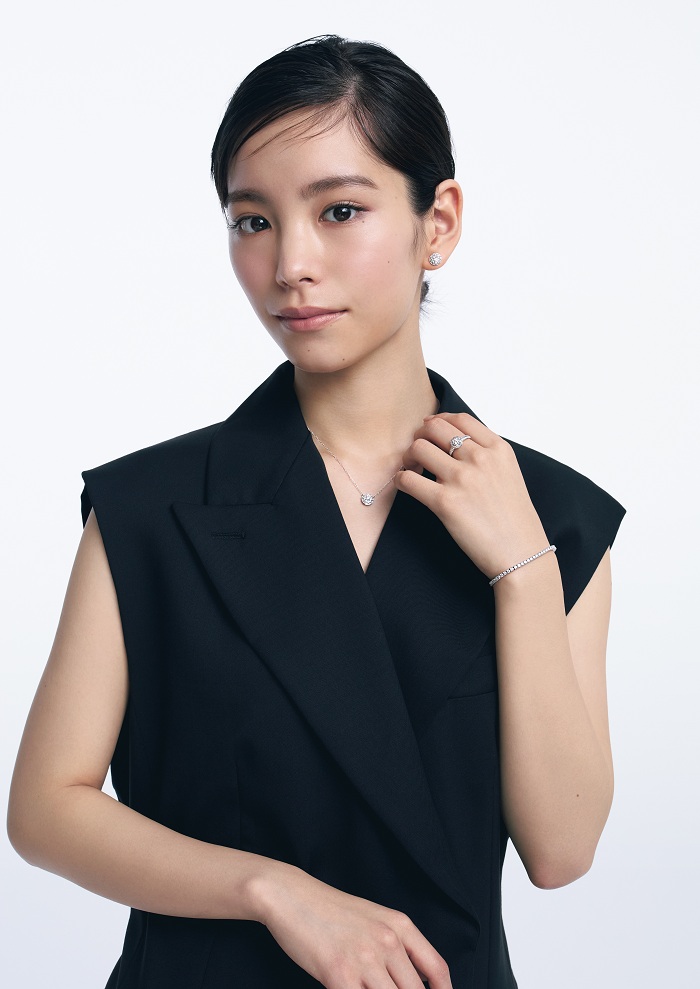 ブシュロン　當真あみ