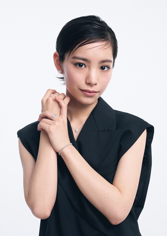 ブシュロン　當真あみ